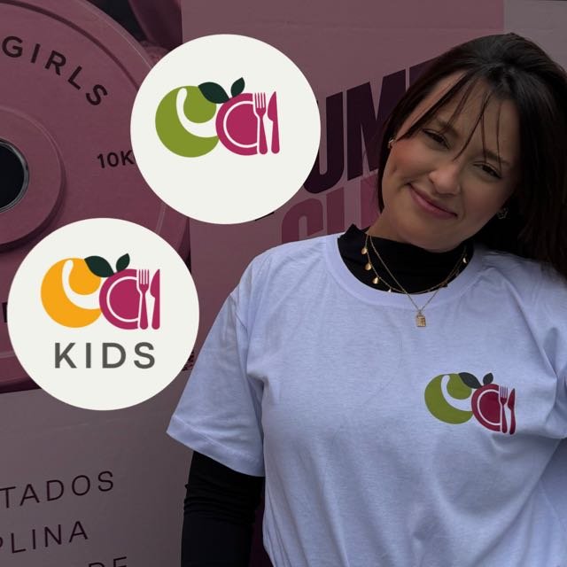 Isabela Delmiro sorrindo, com a camiseta da ClassyCO, ao lado dos símbolos da ClassyCO e da ClassyCO Kids