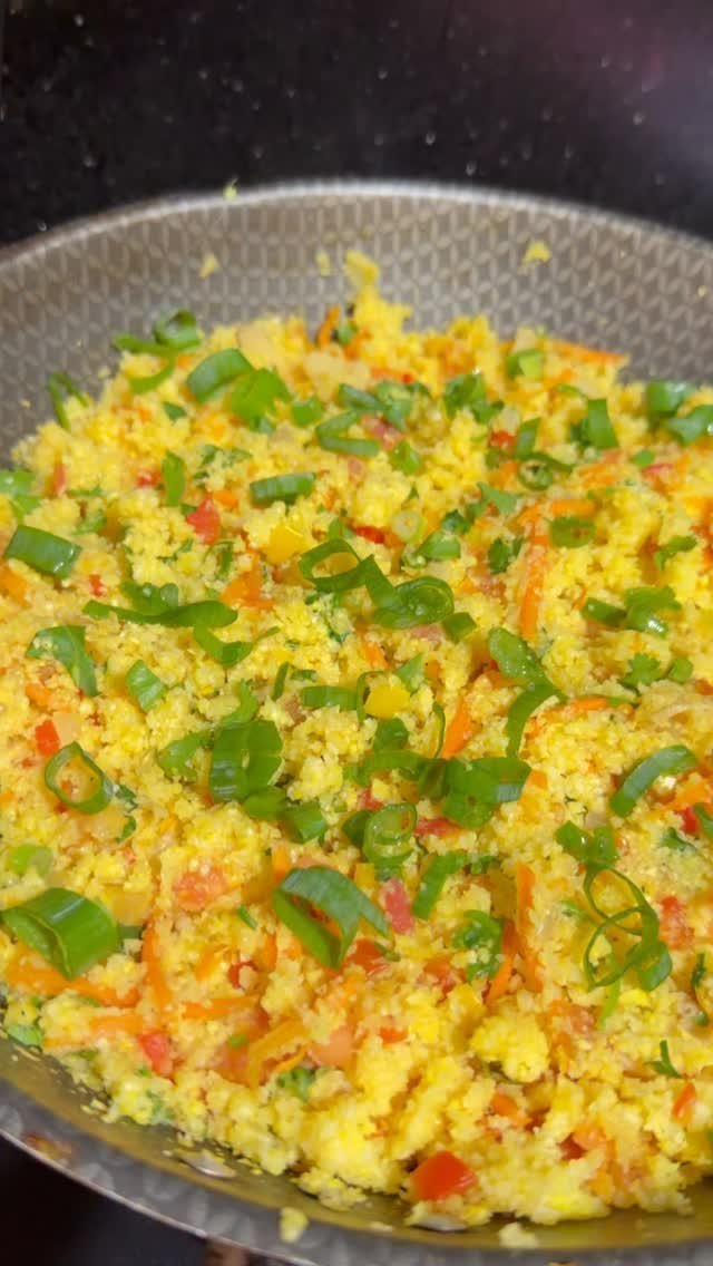 Frigideira com refogado amarelo de legumes, cenoura, pimentão e cebolinha